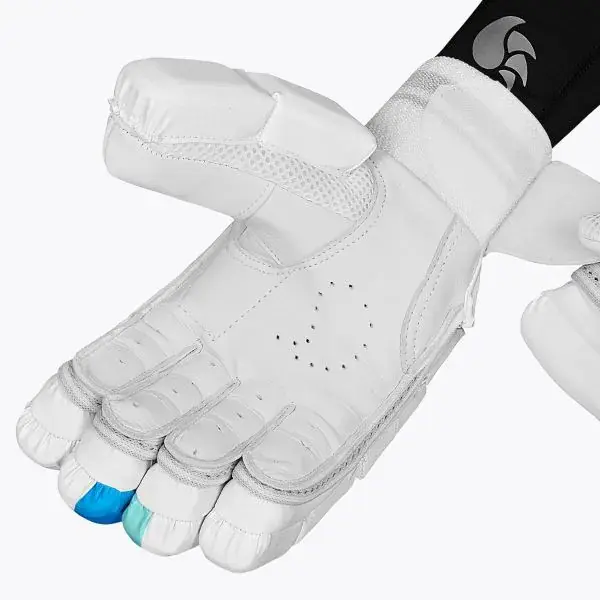 dsc-cynos-2020-batiing-glove-4.webp